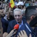 Un tribunal de segunda instancia tumba la condena de cárcel del expresidente de Colombia Álvaro Uribe