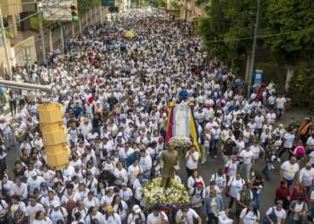 Chavistas marchan para celebrar la canonización de los primeros dos santos venezolanos