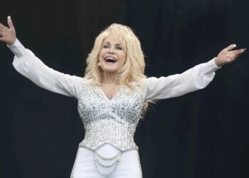 La familia de Dolly Parton, preocupada por su salud, pide rezar por ella