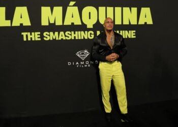 Dwyane "La Roca" Johnson entra al ring para presentar el filme "The Smashing Machine"