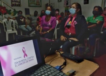 Foro chat en el teatro Luis Mariano Rivera abordó el tema de la prevención del cáncer de mama (+Fotos)