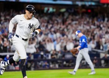 Aaron Judge pega jonrón de tres carreras y mantiene con vida a los Yanquis