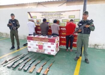 Militares venezolanos detienen a cuatro personas por presunto porte ilícito de armas