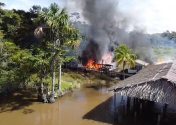 Militares de Venezuela destruyen un campamento de minería ilegal en el sur del país