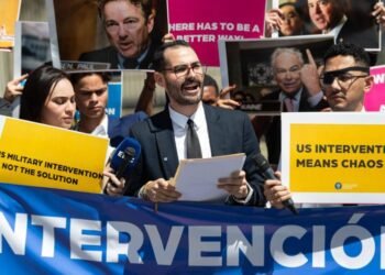 Jóvenes venezolanos protestan ante Embajada de EEUU en contra de una intervención militar