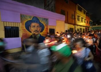 Devotos honran al médico José Gregorio Hernández y encienden velas por la paz de Venezuela (+Fotos)