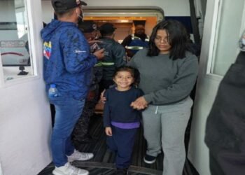 Llegan a Venezuela 313 migrantes, entre ellos 10 niños, en un vuelo procedente de EE.UU.
