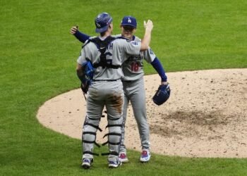 Los Dodgers vuelven a castigar a los Cerveceros en Milwaukee
