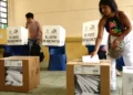 Un 12 % de los electores sufragaron en la primera hora del referéndum en Ecuador