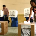 Un 12 % de los electores sufragaron en la primera hora del referéndum en Ecuador