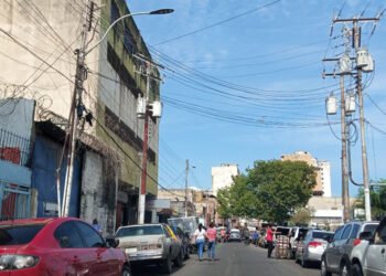 Voz Comunitaria | Vecinos de la calle Ricaurte piden mejoras en alumbrado público y reubicación de vendedores 
