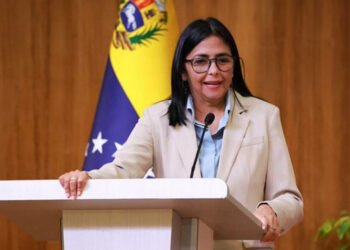 Delcy Rodríguez: el envío de barcos para amenazar "militarmente" no es el camino