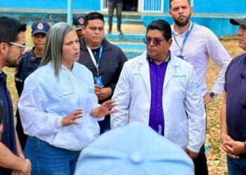 Autoridades inspeccionan comunidades afectadas por incendio en el Complejo petroquímico de Jose