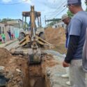 Reparan colector de aguas servidas en la primera calle del sector El Lirio de Carúpano