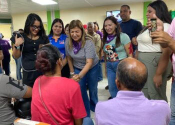 Ministra de la Mujer realizó “ruta comunal” en Cumaná para entregar insumos del 1x10 del Buen Gobierno