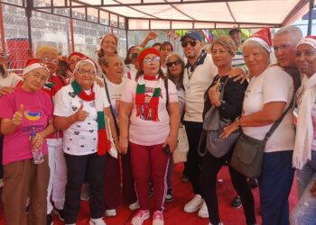 Un abrazo digital hecho realidad: influencers y 1win celebran la Navidad con abuelos de Caracas