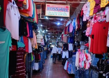 Vendedores de ropa de Carúpano reportan bajas ventas y una temporada fría en el inicio de la Navidad