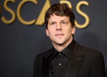 El actor Jesse Eisenberg anuncia que en diciembre donará su riñón de forma altruista