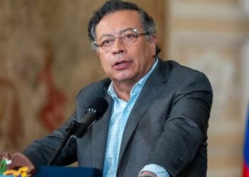 Abren investigación a Petro por llevar a un acto público a jefes de bandas criminales