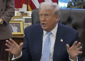 Trump insiste en que no descarta ninguna opción con Venezuela