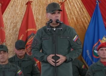 Padrino López dice que "ningún despliegue aeronaval" le quitará la independencia al país