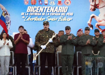 Maduro ordena a miembros de la aviación estar "alertas, listos y dispuestos" para defender a Venezuela