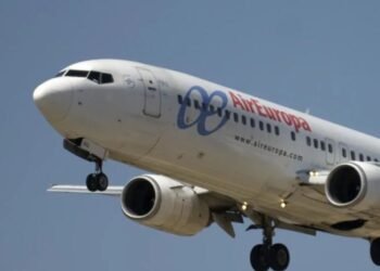 Aerolíneas y viajeros, pendientes de recomendaciones sobre Venezuela tras aviso de Trump