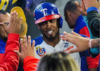 Tiburones derrota 7 a 2 a Navegantes en el estadio Universitario de Caracas