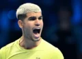 Alcaraz supera a De Miñaur en su estreno en las Finales ATP