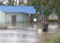 Equipos de rescate mantienen las evacuaciones en zonas inundadas por Melissa en Cuba