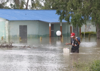 Equipos de rescate mantienen las evacuaciones en zonas inundadas por Melissa en Cuba
