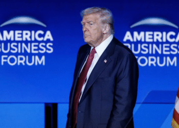 Trump afirma que bombardeos contra "carteles terroristas" no se limitan solo a Venezuela