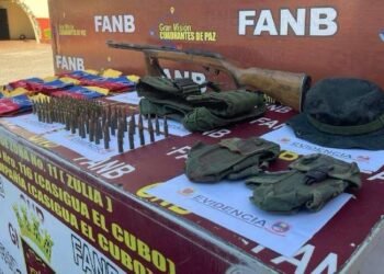 Militares venezolanos destruyen campamento donde hallaron brazaletes alusivos a las FARC