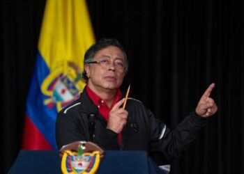 Petro pregunta a Trump "bajo qué norma" anuncia el cierre del espacio aéreo venezolano