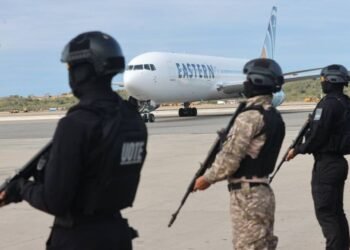 200 migrantes llegaron al país tras ser deportados en un vuelo directo desde Arizona