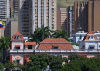 Vence el plazo de Venezuela a aerolíneas sin anuncio sobre sanciones o permisos