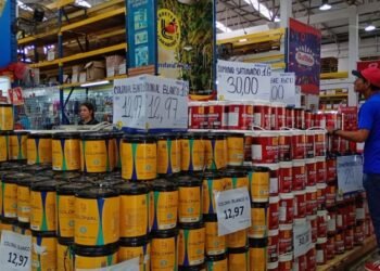 Ventas de pintura en Carúpano se mueven en medio de contrastes marcados por ingresos de la gente