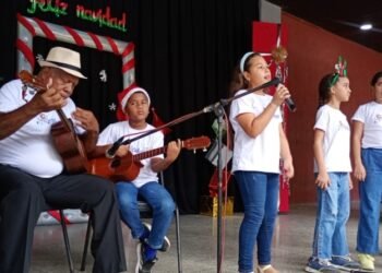 Ateneo Luis Mariano Rivera compartió con el pueblo carupanero su tradicional parrandón