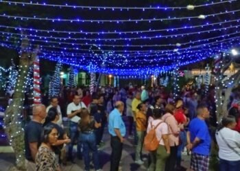 La luz de la Navidad se encendió en la plaza Santa Rosa de Carúpano