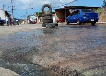Río de aguas servidas inunda la intersección de la calle Principal con Gran Mariscal en Canchunchú