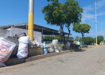 Hacen un llamado a no botar basura en la avenida Rómulo Gallegos de Barcelona