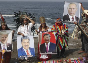 Un grupo de chamanes peruanos predice que Maduro abandonaría el poder en Venezuela en 2026