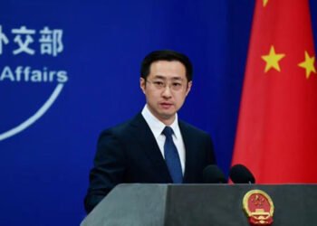 China trabaja con todas las partes para "evitar una escalada" de la situación en Venezuela