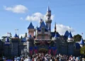 Disney invertirá mil millones de dólares en OpenAI y dejará que ChatGPT use sus personajes