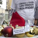 Venezolanos recrean una mesa de Navidad para mostrar el hueco vacío que dejan los presos