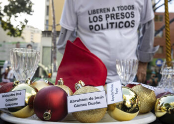 Venezolanos recrean una mesa de Navidad para mostrar el hueco vacío que dejan los presos