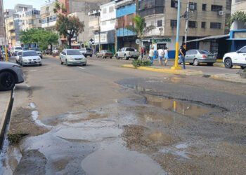 Huecos de un tramo de la Av. 5 de julio causan preocupación en conductores
