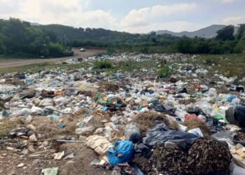 Voz Comunitaria | En sector porteño anhelan mejoras en el aseo, asfaltado y saneamiento de un canal (+Fotos)