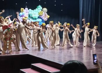 Escuela de Danza y Ballet Domingo Regnault realizó su gala navideña de fin de año en el ateneo