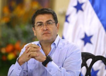 Expresidente Hernández dice es "falsa" acusación de "golpe" y descarta volver a Honduras